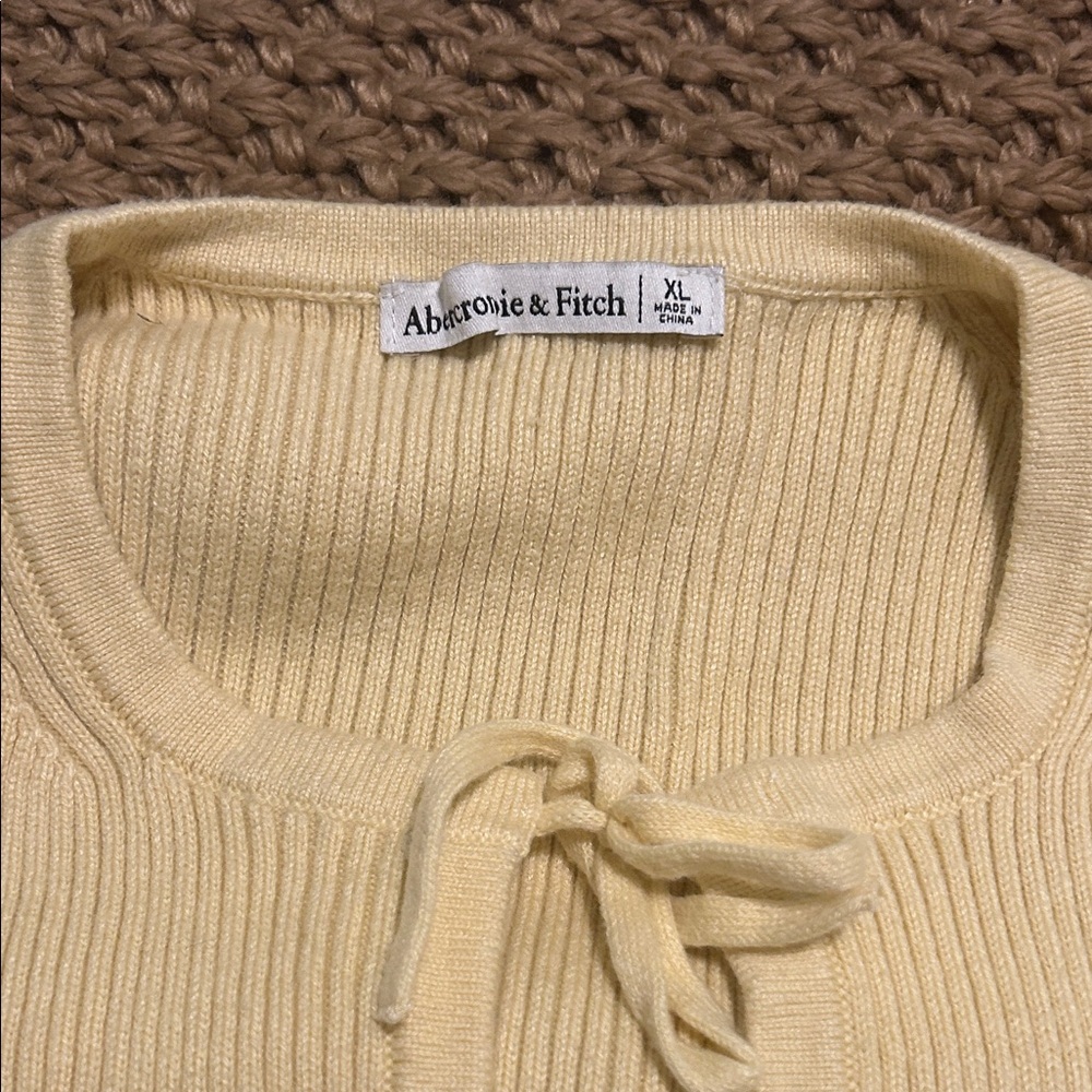 Abercrombie & Fitch Women's Soft Yellow Crew Neck Sweater